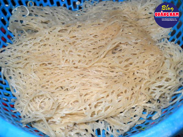 Phở sắn sau khi ngâm qua nước ấm, để ráo có thể chế biến thành nhiều món ngon, đặc biệt là món phở sắn - Ảnh: T.LY